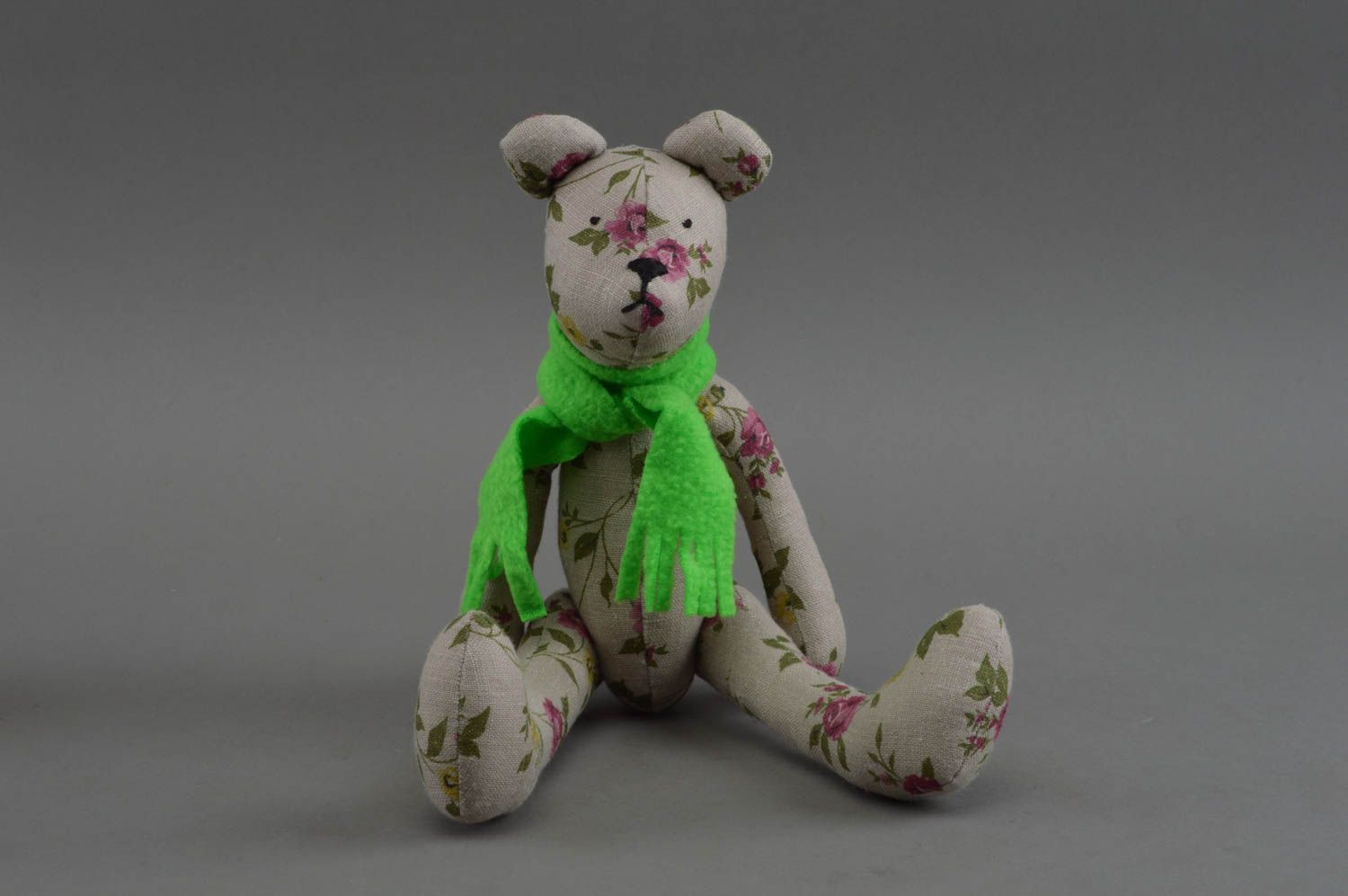 Jouet ours en lin naturel fait main gris à motif floral avec écharpe verte  photo 1