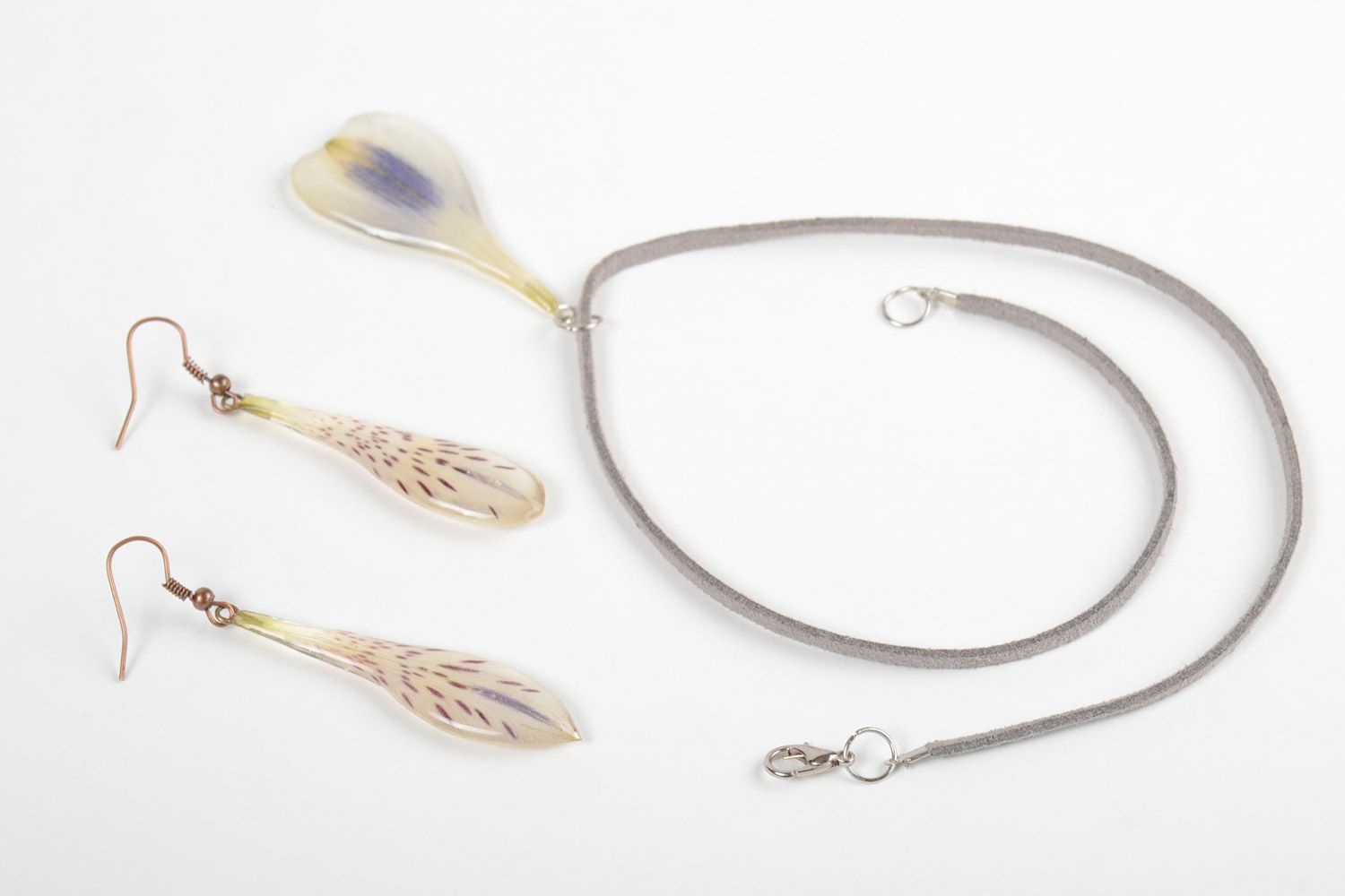 Handmade botanical jewelry set 2 items epoxy resin pendant and earrings photo 5