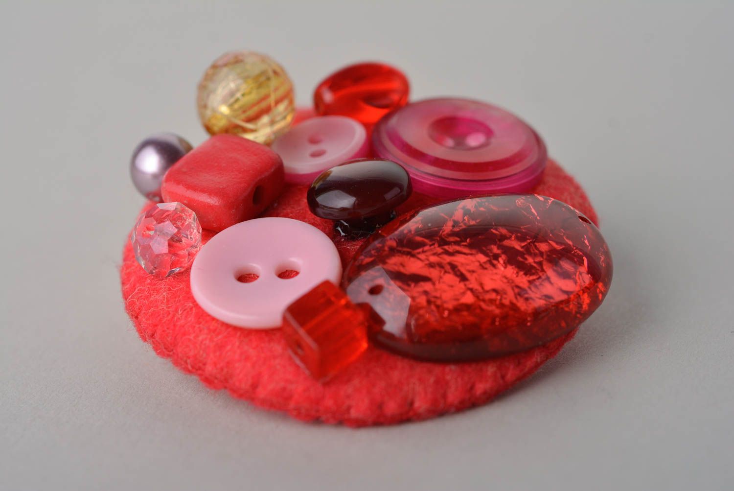 Broche rouge faite main Accessoire femme feutre boutons plastiques Cadeau femme photo 2