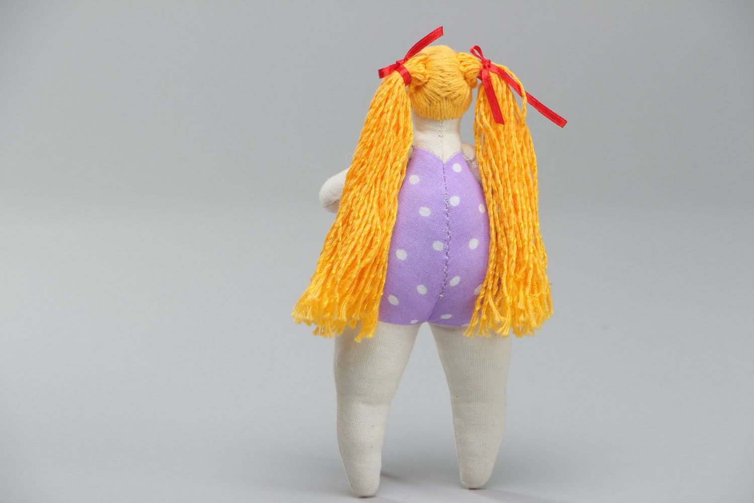 Muñeca de trapo de traje de baño lila de pelo largo hecha a mano para regalar foto 4