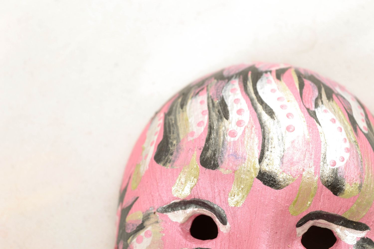 Интерьерная подвеска карнавальная маска розовая с золотым фото 3
