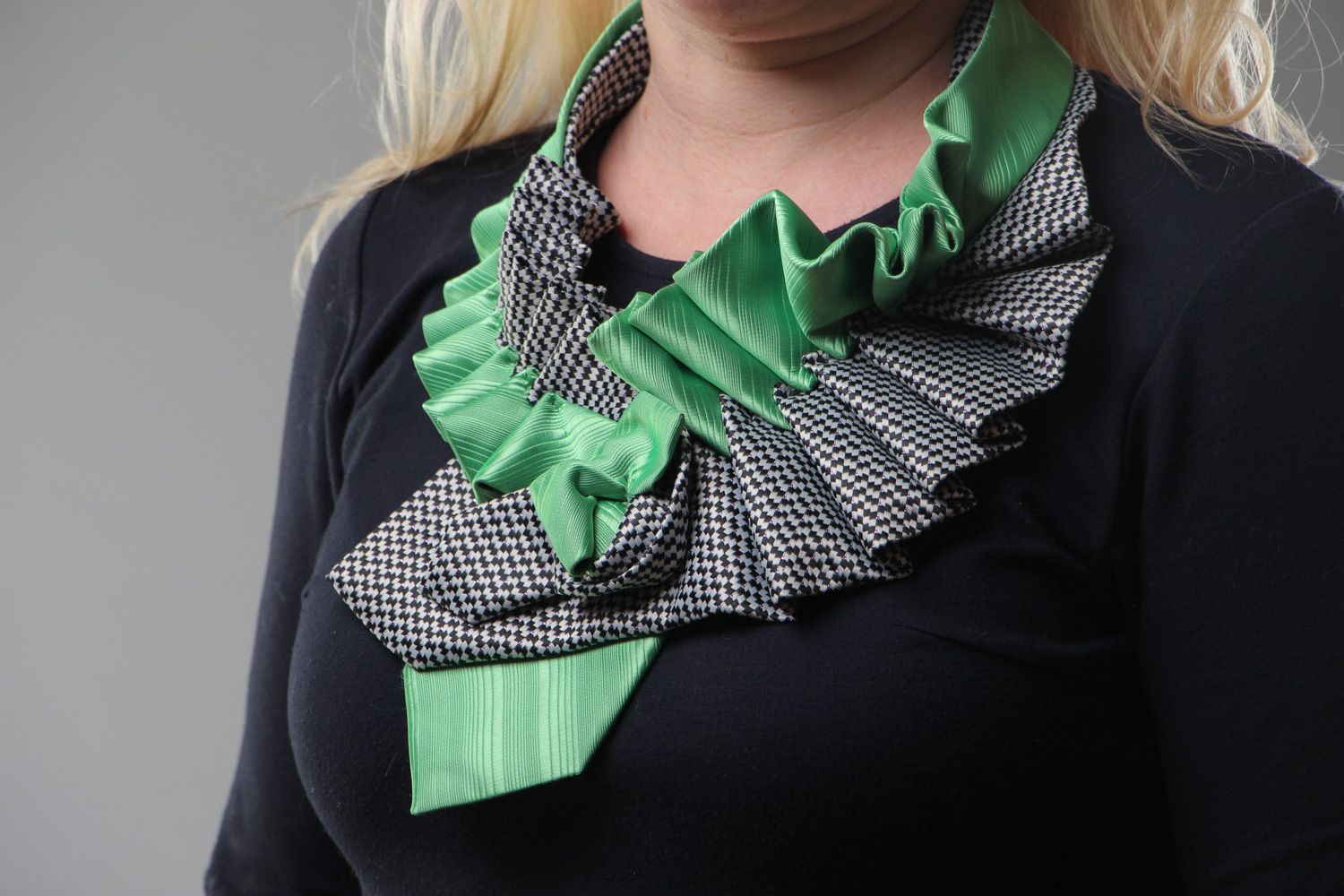 Handgemachtes originelles Krawatten Collier aus Satin und Seide Kragen foto 5