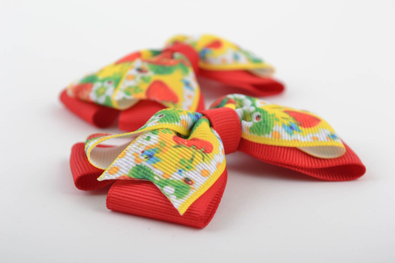 Noeuds en rubans avec fraises faits main pour barrettes et accessoires 2 pièces photo 5