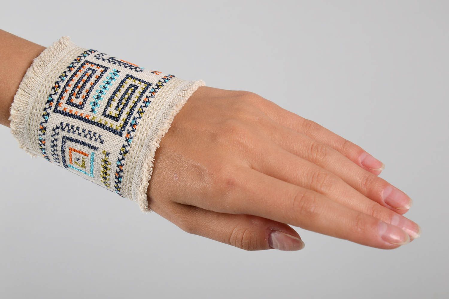 Handmade Schmuck breites Armband Accessoire für Frauen Armband aus Stoff Ethno foto 1