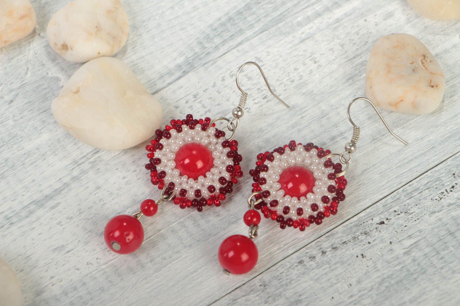 Boucles d'oreilles en perles de rocailles fantaisie faites main rouge blanc photo 1