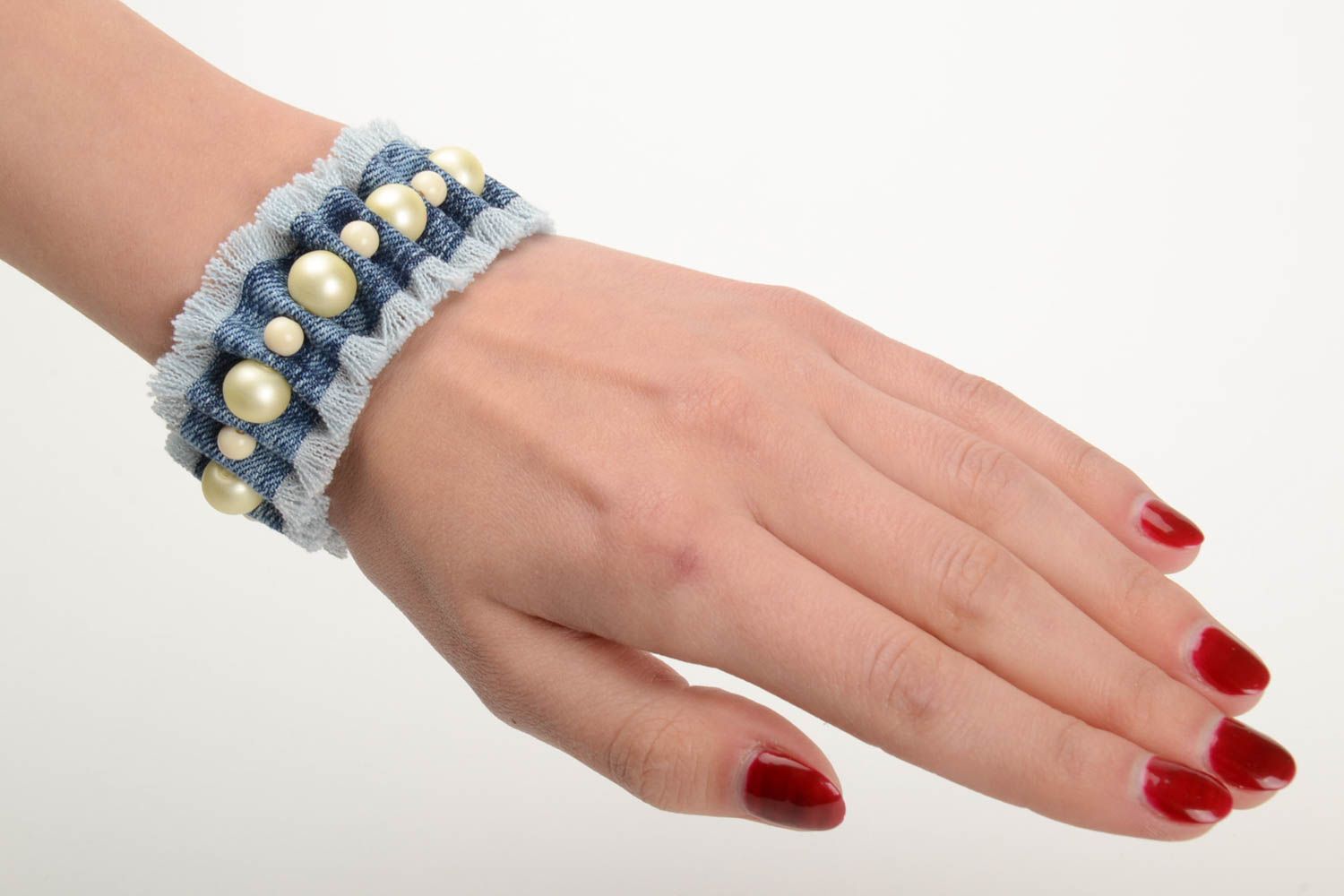 Bracelet en tissu jean bleu et fausses perles design original fait main  photo 5
