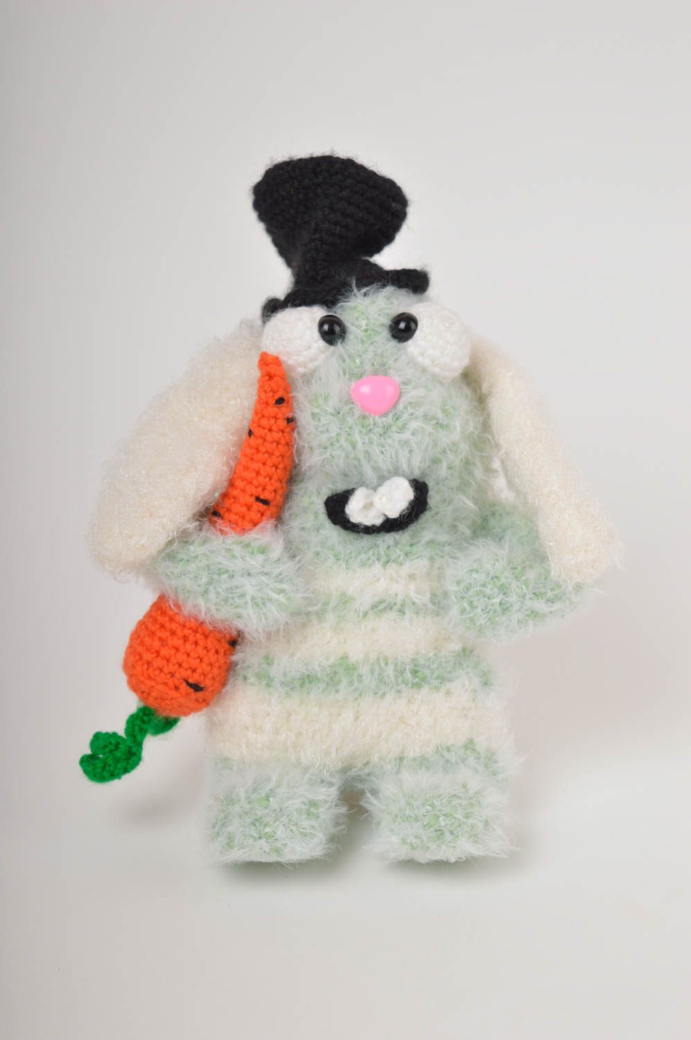 Handmade Kuscheltier Hase mit Karotte Geschenk für Kinder gehäkeltes Spielzeug foto 2