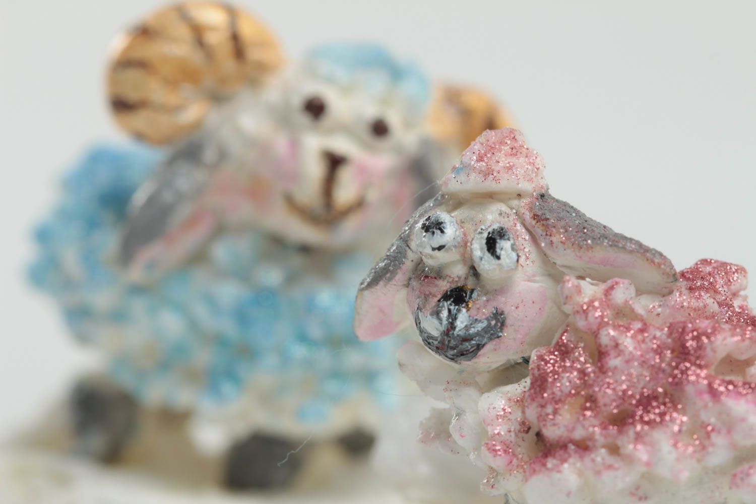 Figurines décoratives faites main en argile polymère peintes Moutons 2 pièces photo 4