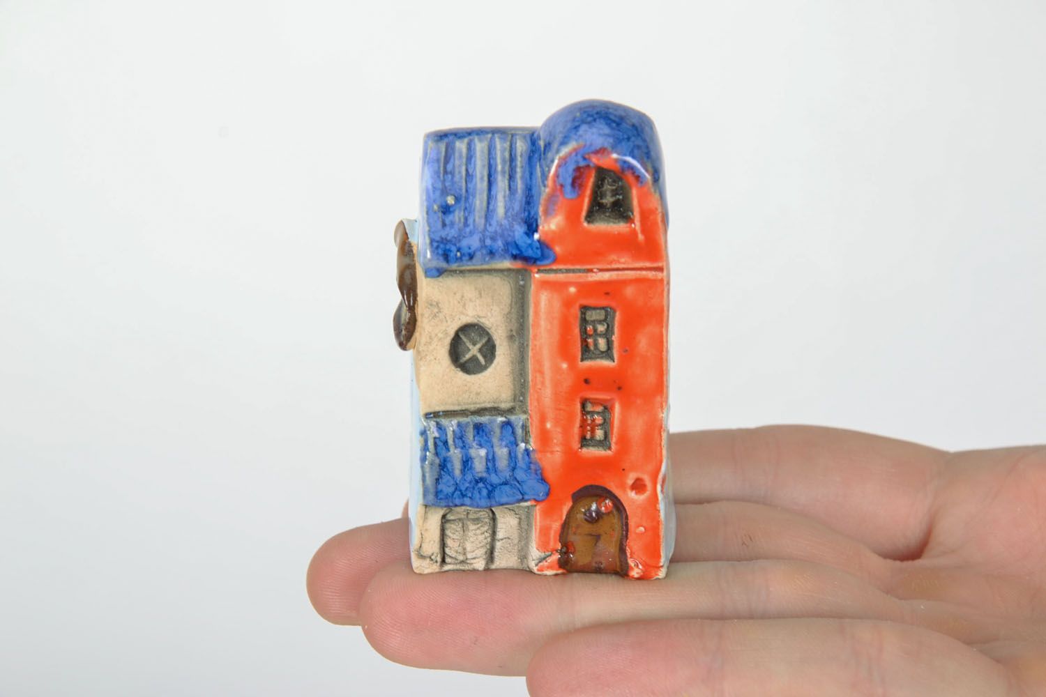 Figura de cerámica con forma de casa foto 2