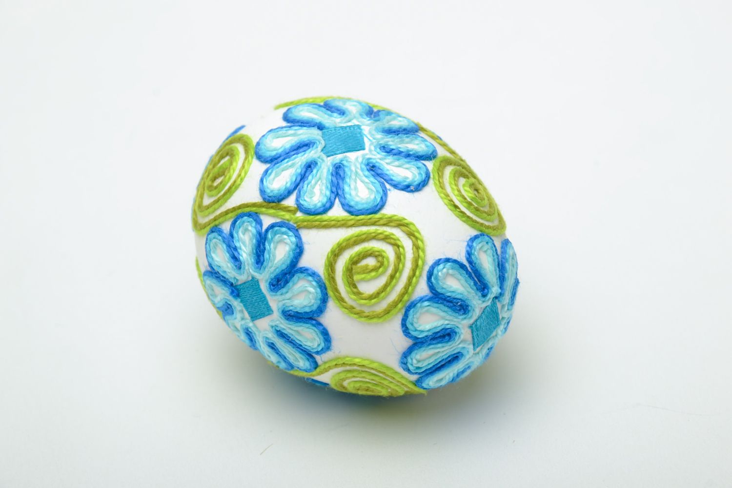 Beautiful Easter egg decorated with threads photo 4