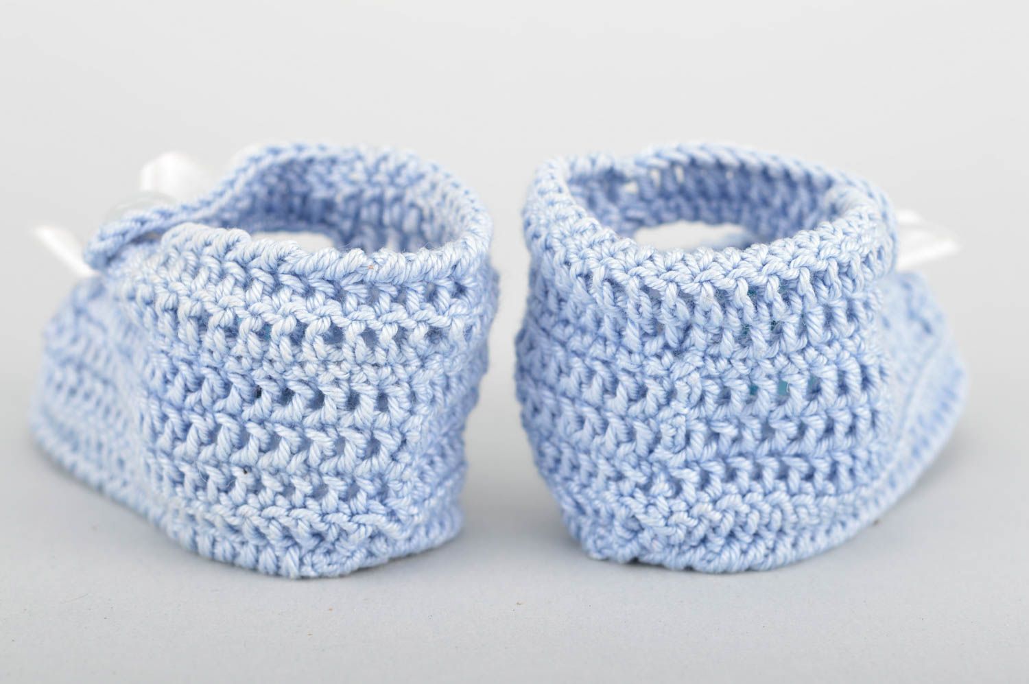 Chaussons de bébé tricotés en coton naturel faits main beaux avec nœuds photo 4