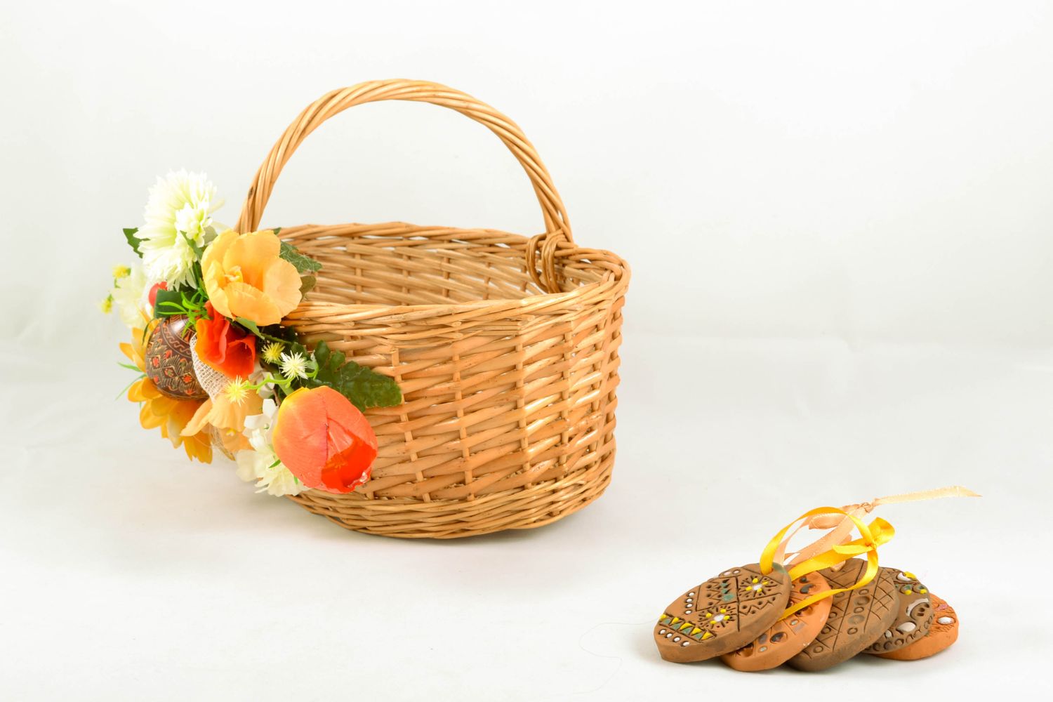 Плетеная пасхальная корзина с цветами фото 5