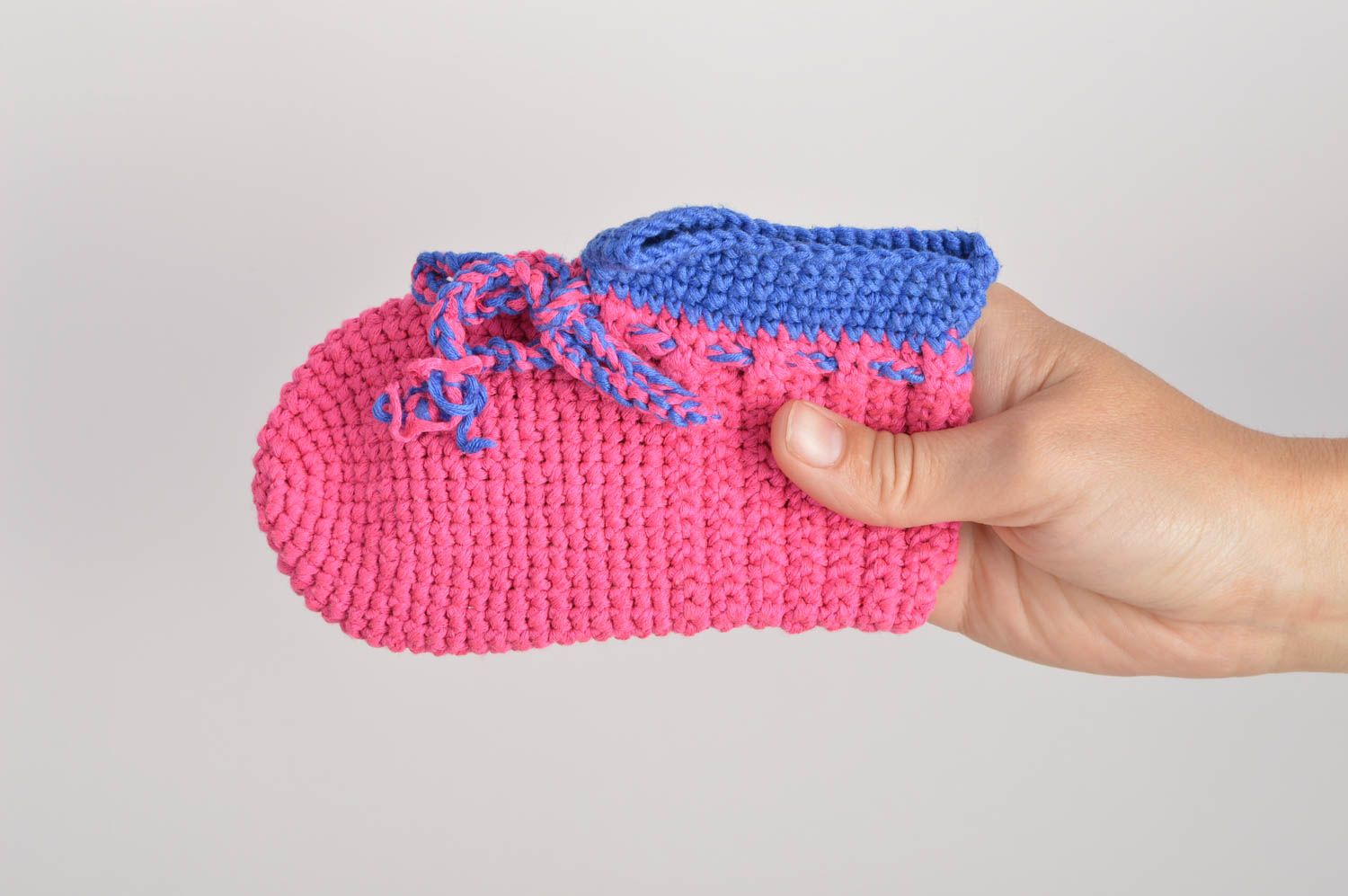 Хлопковые пинетки ручной вязки для девочки ручной работы со шнурками Малиновые фото 2