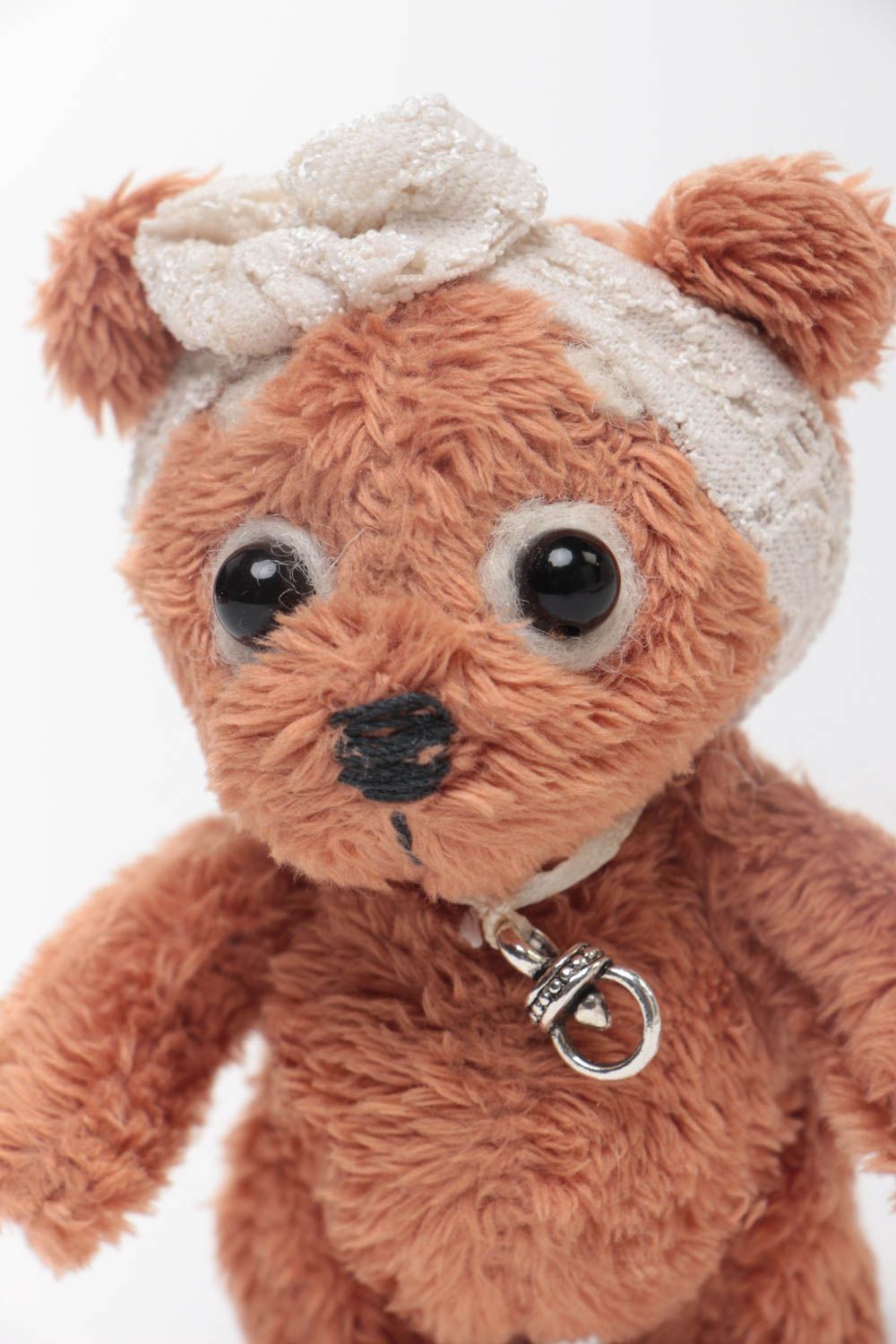 Braunes knuddeliges lustiges handgemachtes Spielzeug Bär aus Kunstpelz foto 3