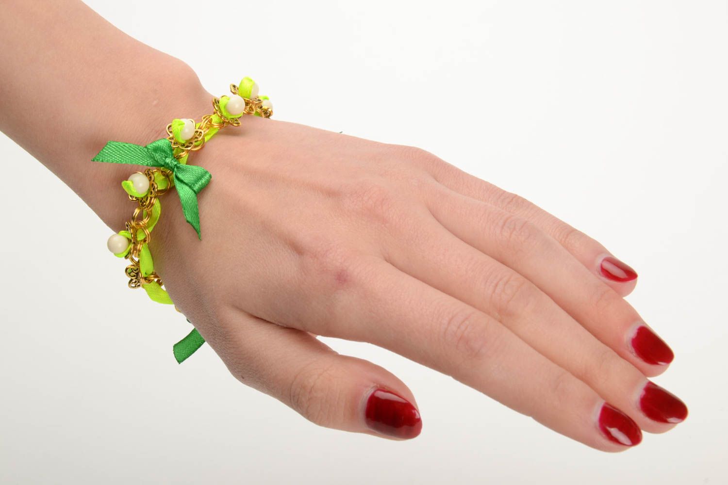 Handgemachtes schönes grünes Armband mit Glaskugeln und Metall für Sommer Looks foto 5