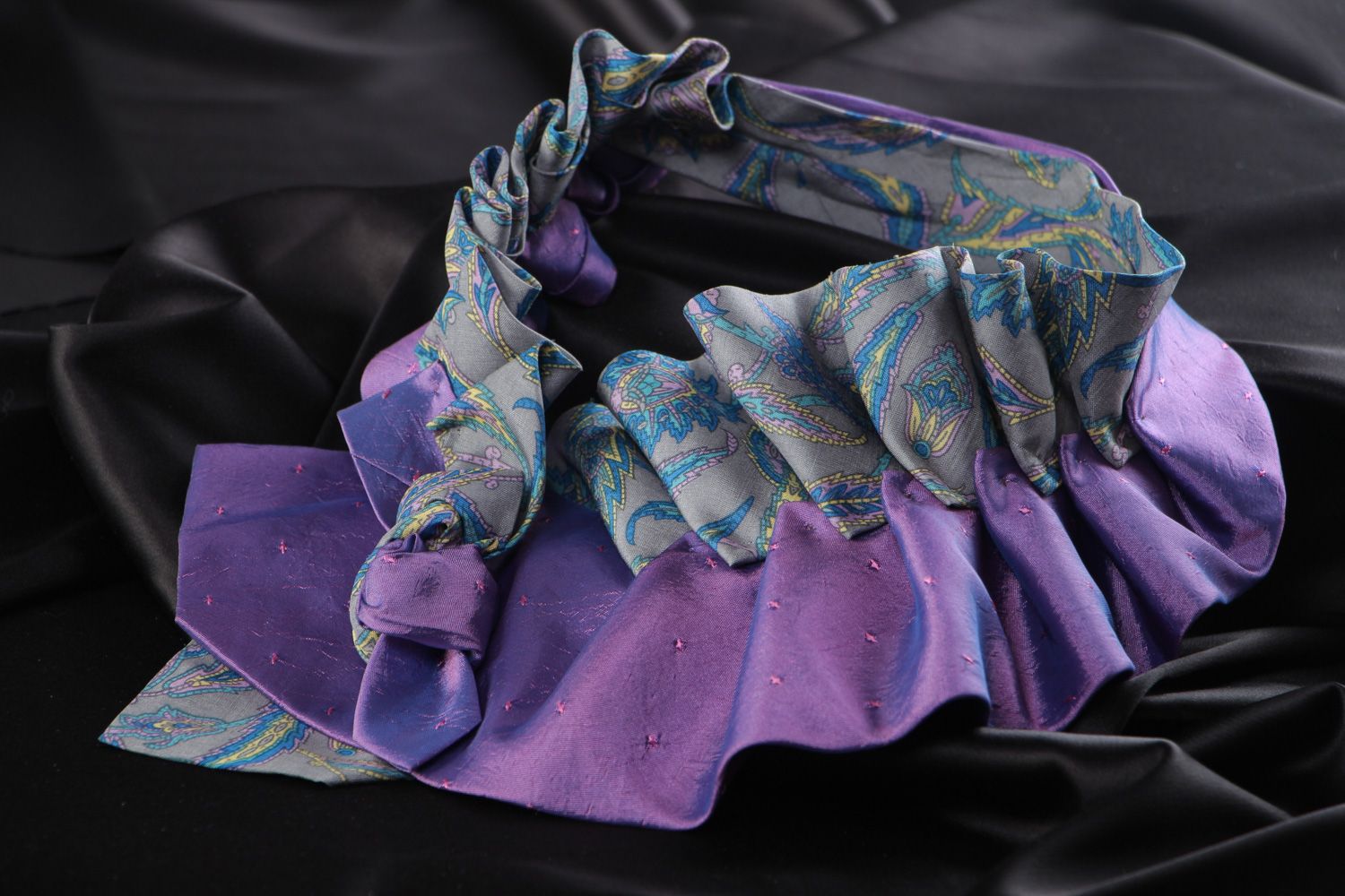 Dekoratives zartes violettes handgemachtes Krawatten Collier aus Stoff für Frauen foto 1
