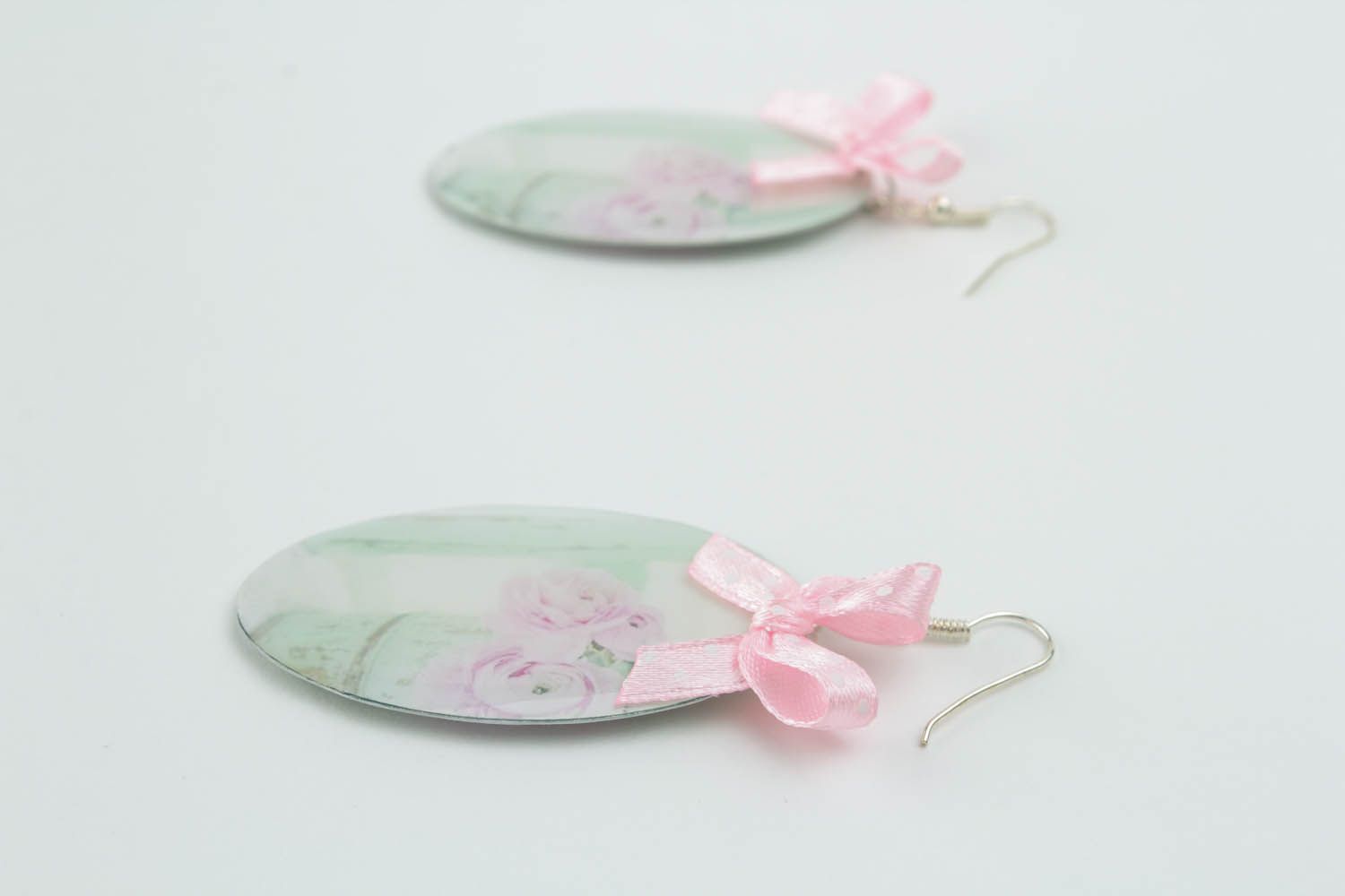 Oval-shaped earrings with bows photo 3