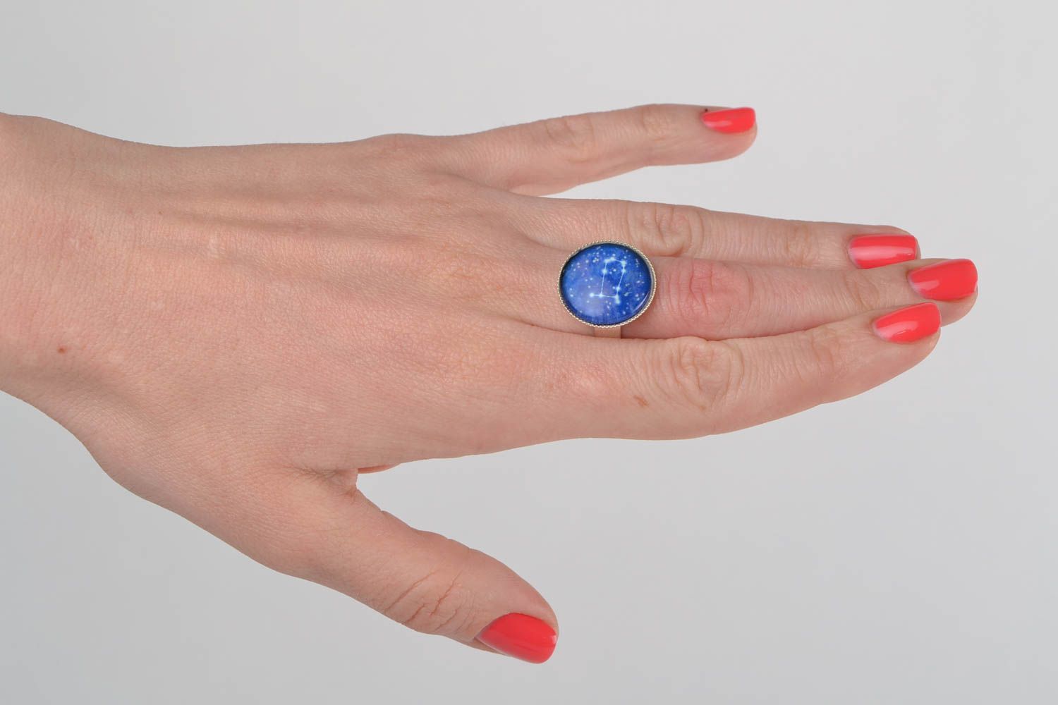 Кольцо со стеклом и знаком зодиака Близнецы синее металлическое ручная работа фото 1