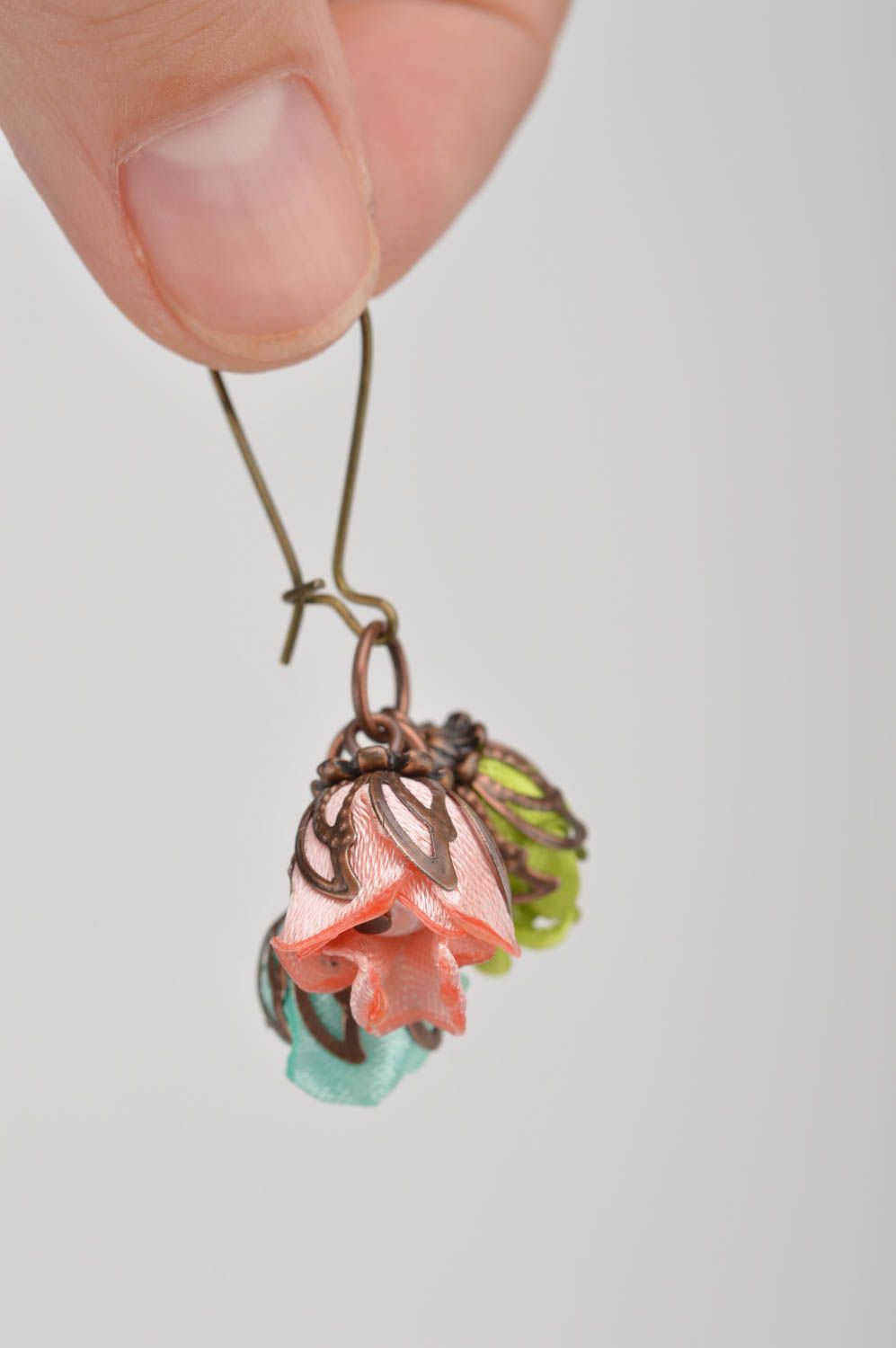 Женские серьги ручной работы с цветами из атласных лент Летние розочки фото 3
