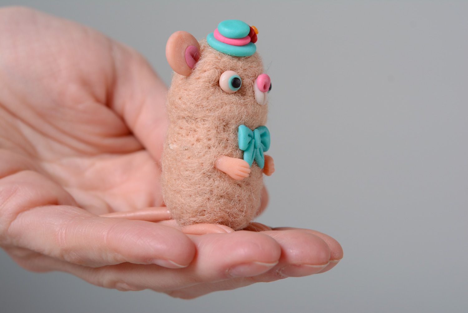 Petit jouet décoratif fait main original en laine technique de feutrage Souris photo 5
