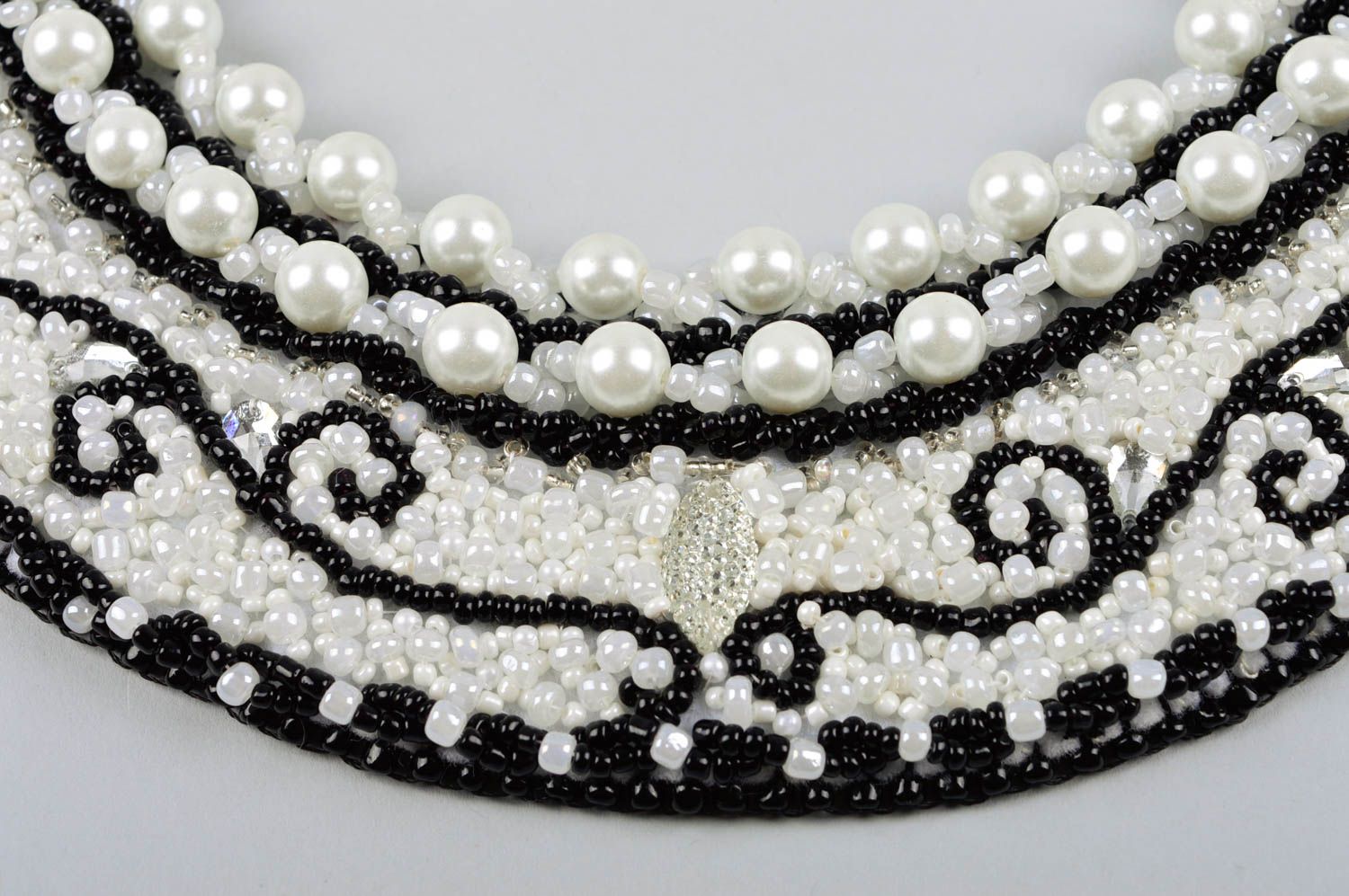 Collier large Bijou fait main blanc-noir Accessoire pour femme perles fantaisie photo 3