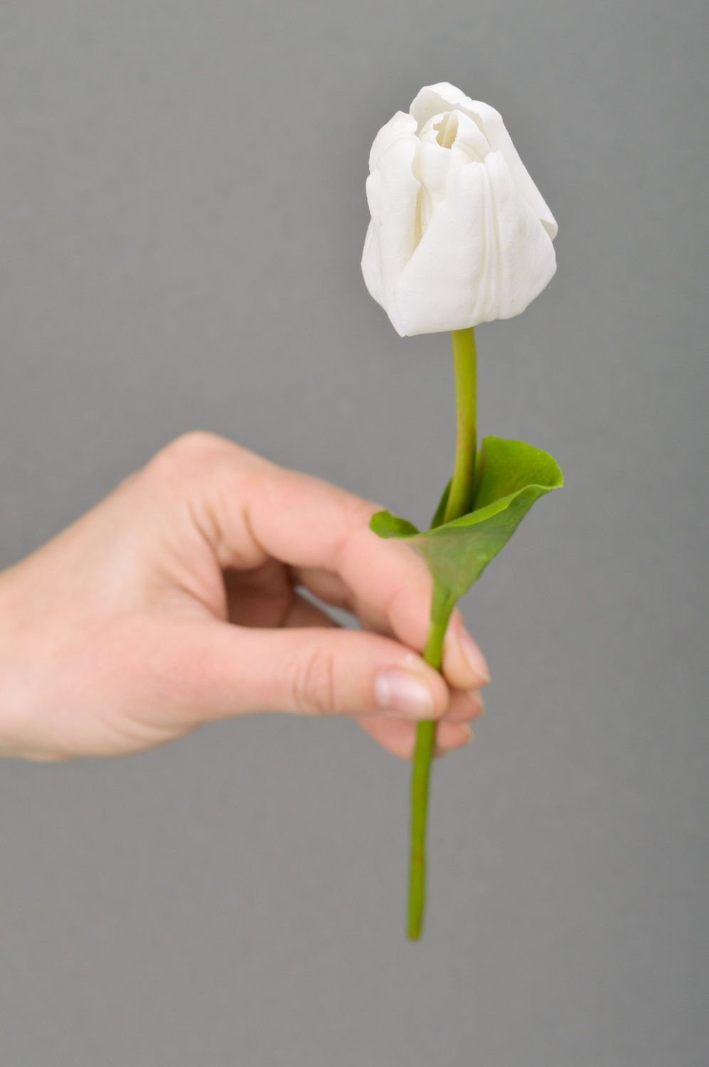 Белый искусственный цветок из полимерной глины ручной работы тюльпан в упаковке фото 5