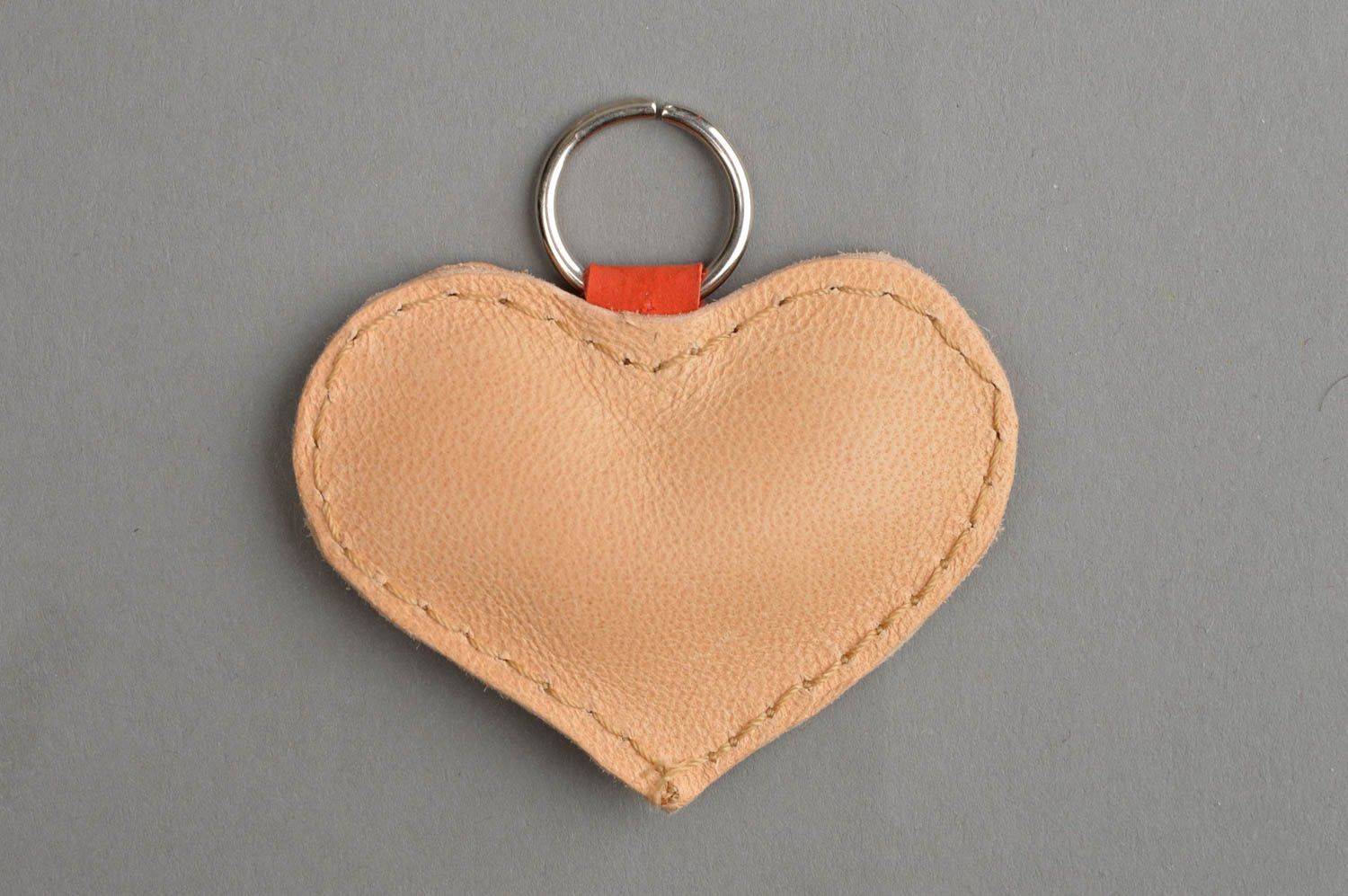 Porte-clés en vrai cuir fait main coeur beige original accessoire élégant photo 2