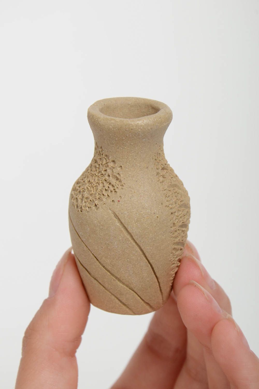 Крошечный декоративный кувшинчик из глины ручной работы с рельефным узором фото 4