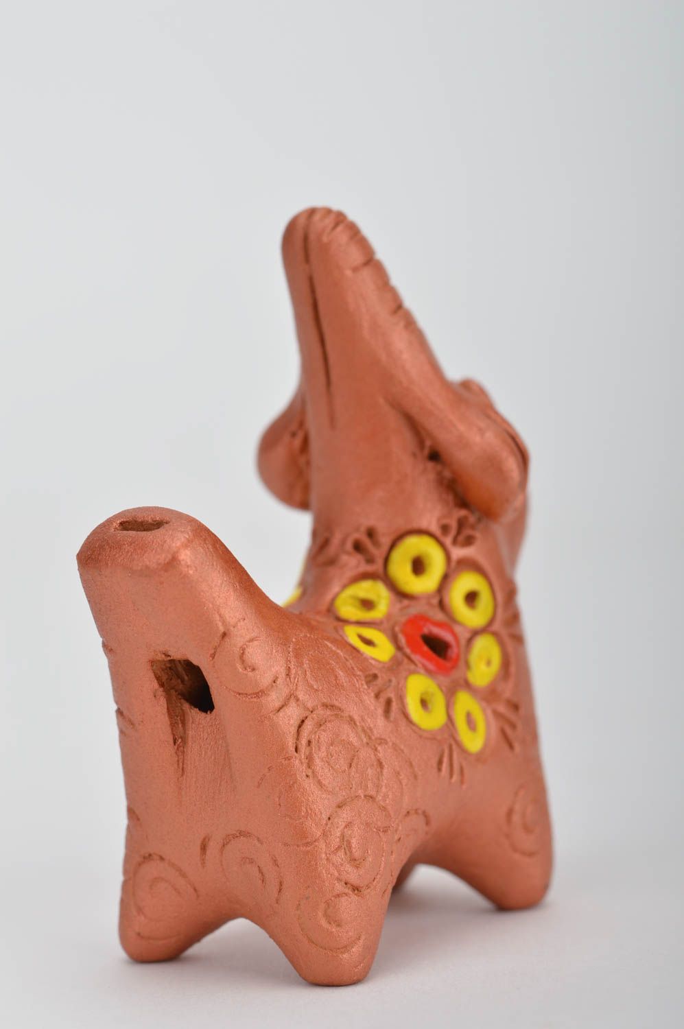 Глиняная свистулька в виде козлика с цветком на боку игрушка ручной работы фото 5