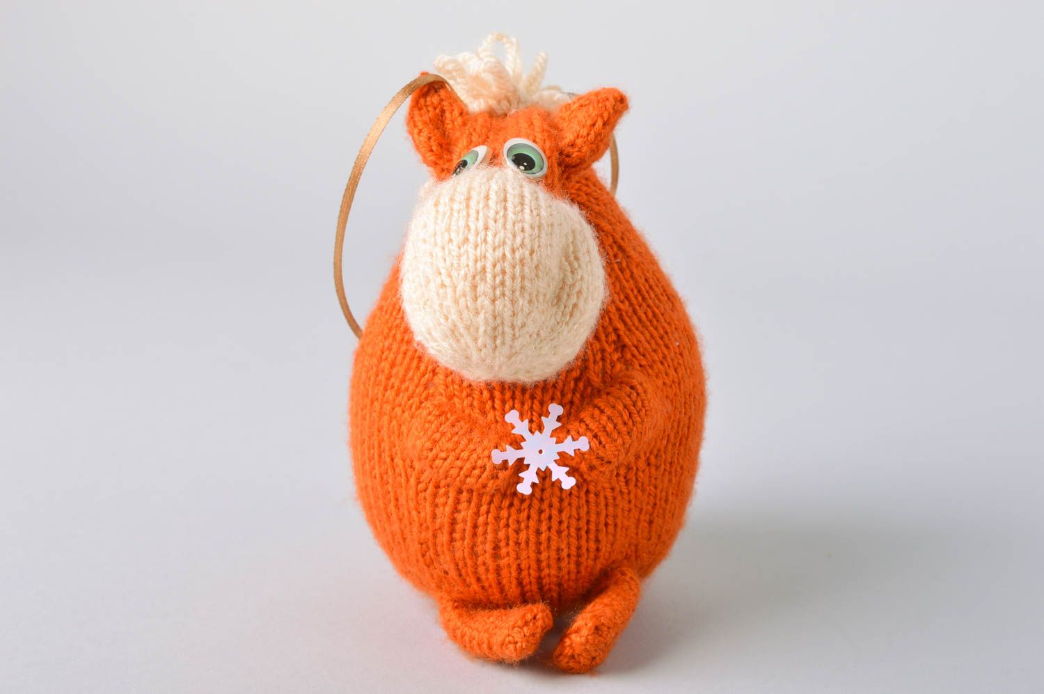 Jouet tricoté en coton et acrylique fait main à suspendre petit Vache orange photo 2
