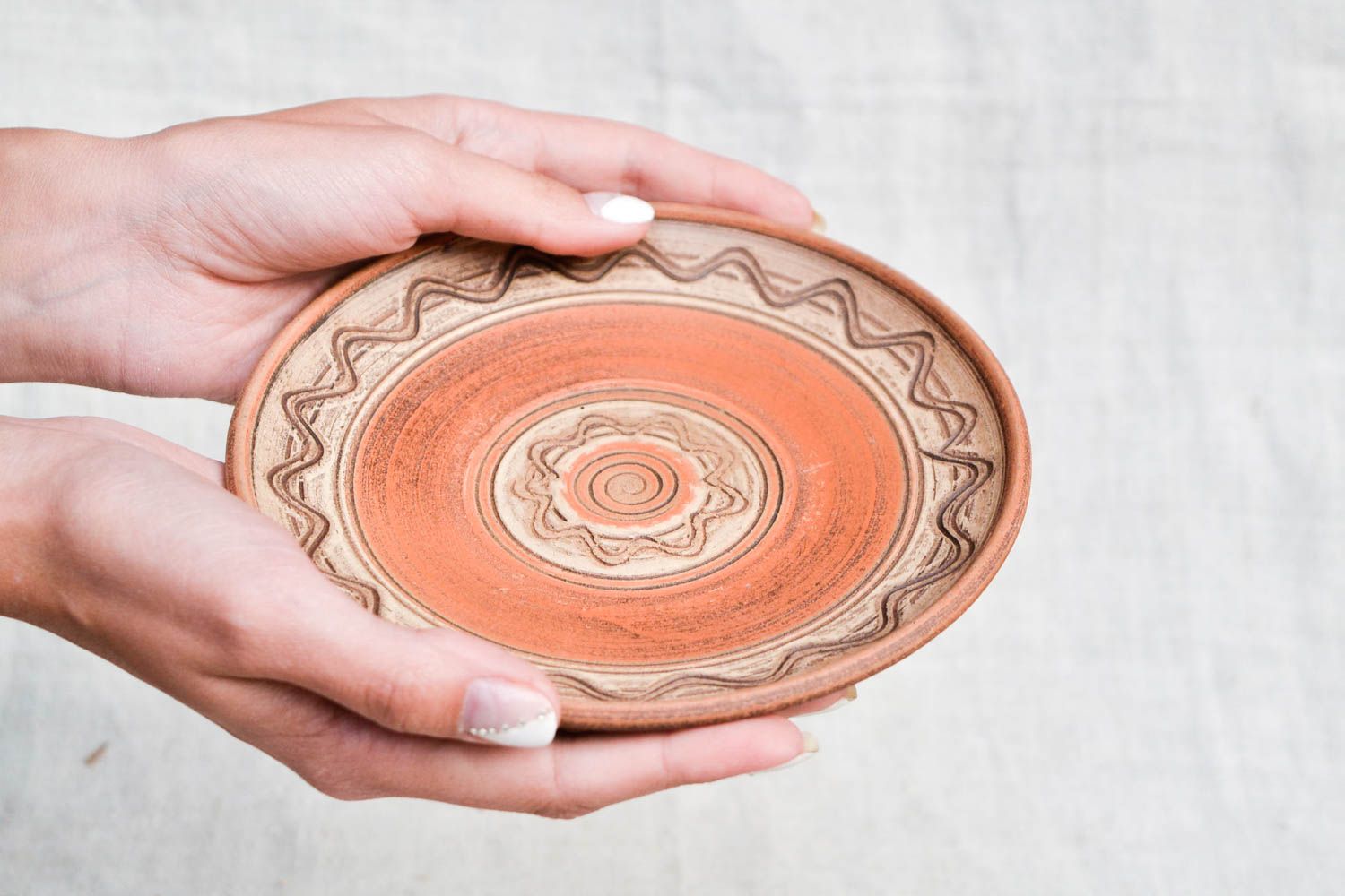 Plato de cerámica hecho a mano pintado vajilla de diseño decoración de interior foto 2