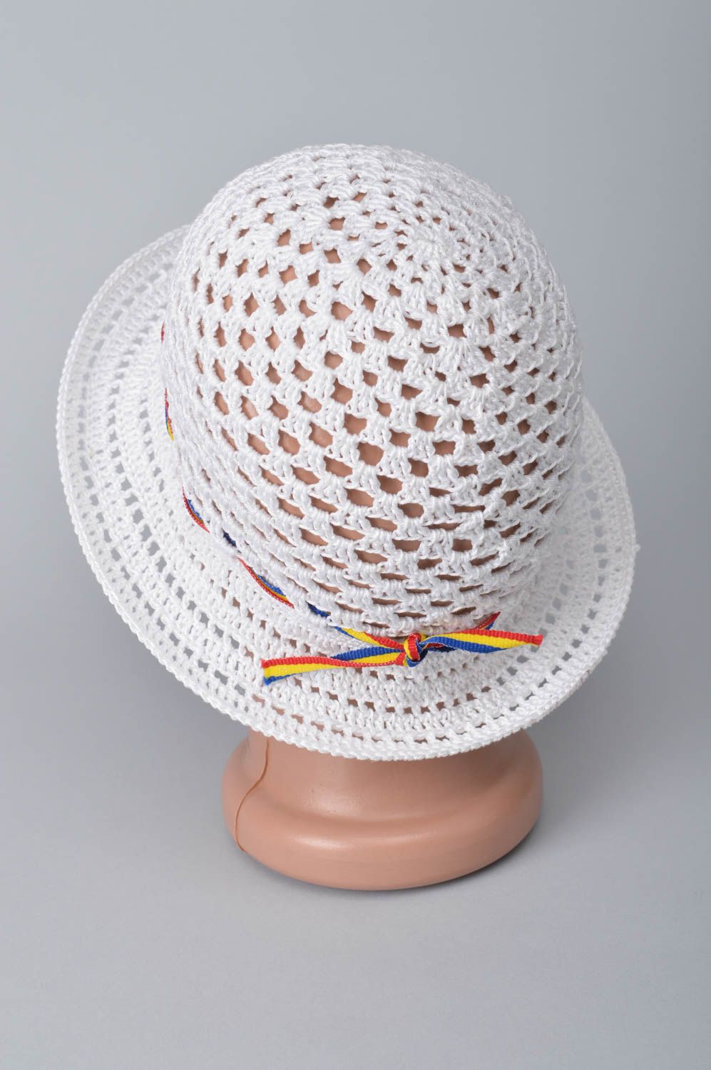 Вязаная шляпа ручной работы белая с лентой детская шляпа головной убор фото 5