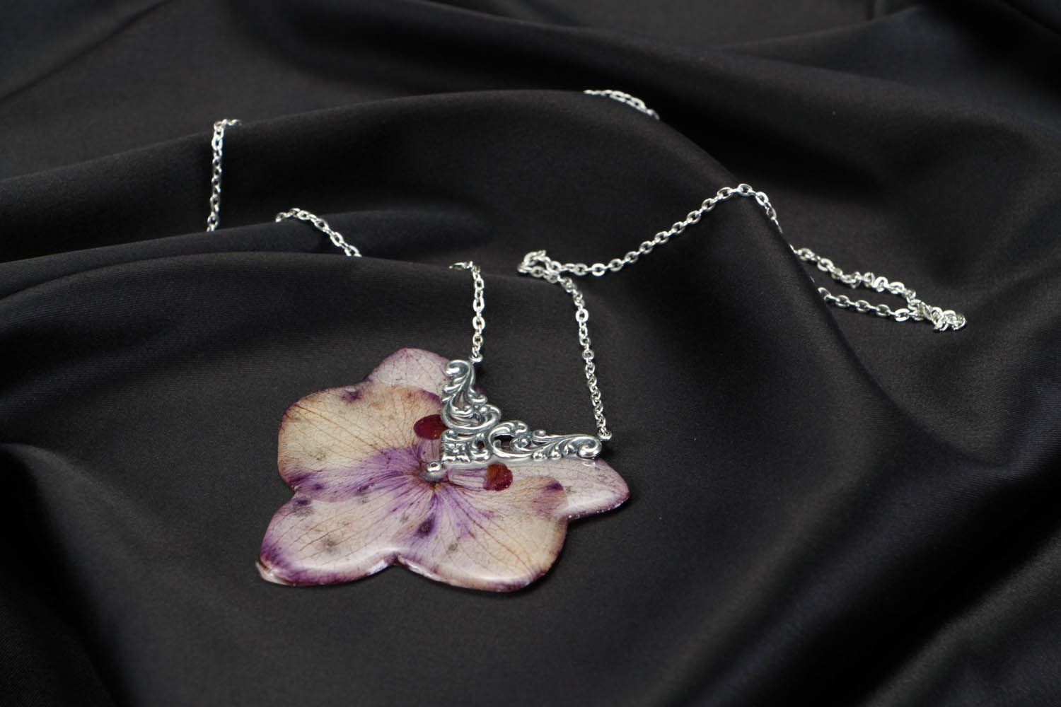 Pingente com orquídeas em resina de jóias foto 2