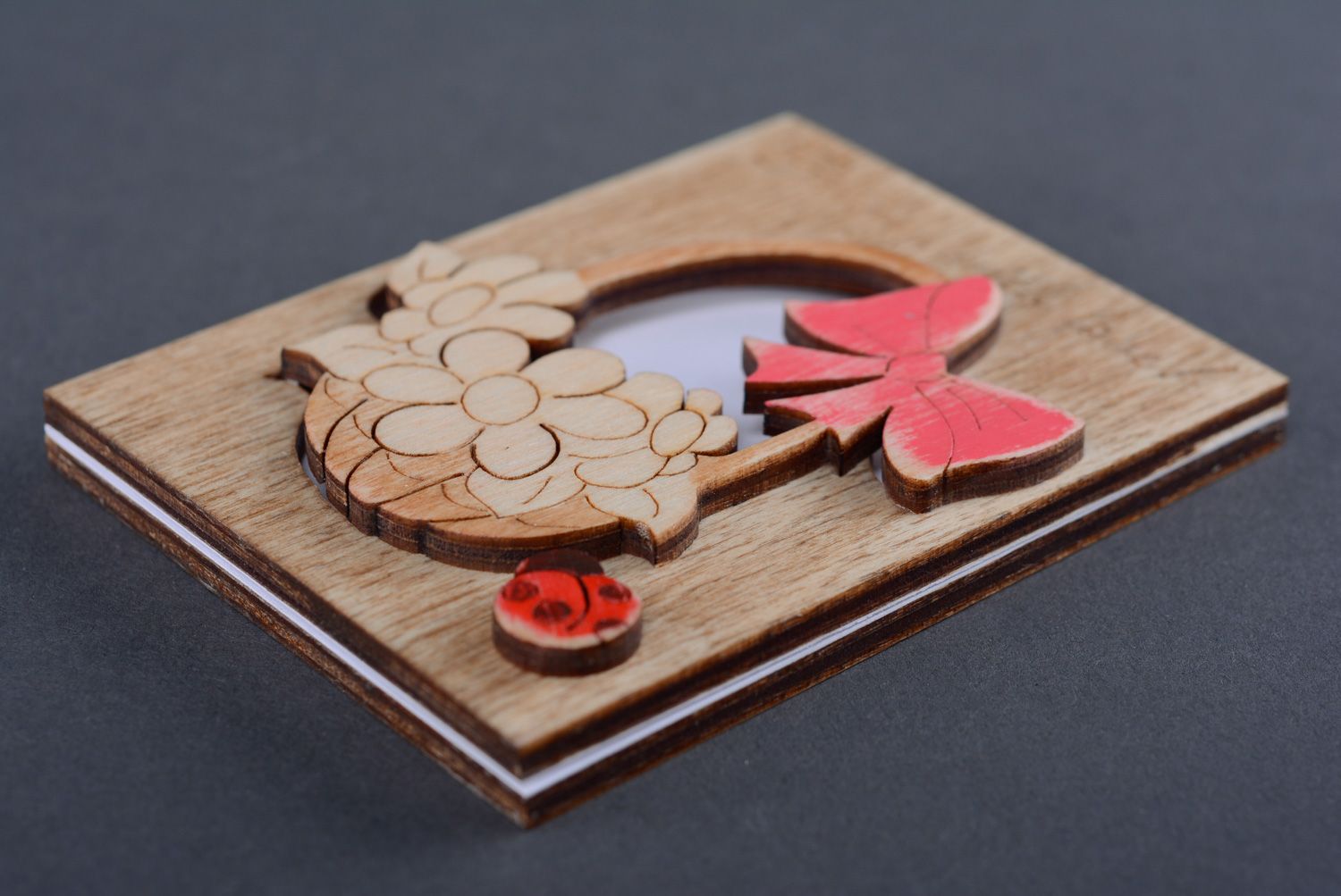 Belle carte de voeux en bois faite main décorée d'image de panier de fleurs photo 3