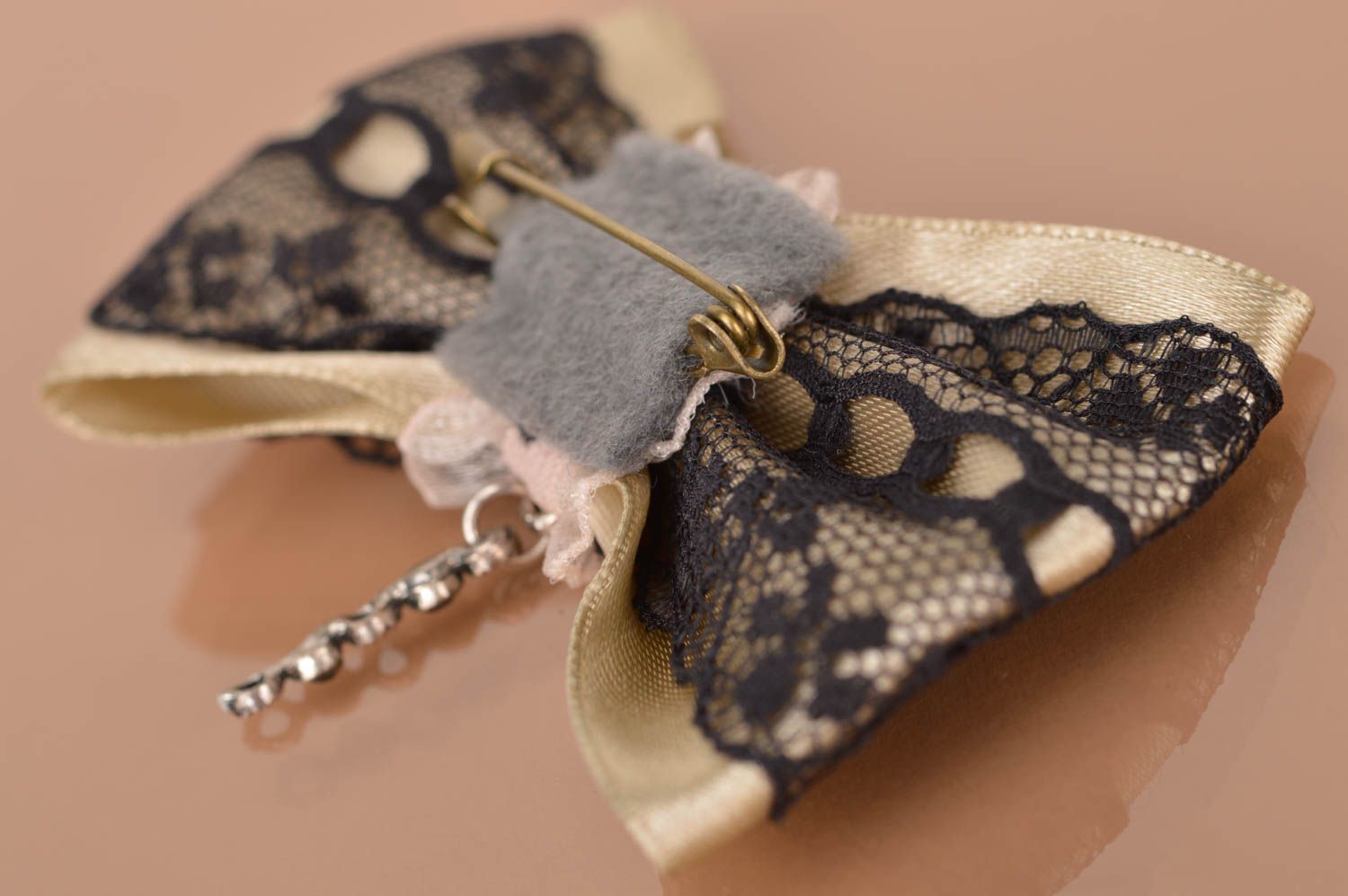 Broche noeud de ruban de style vintage faite main originale avec dentelle photo 4