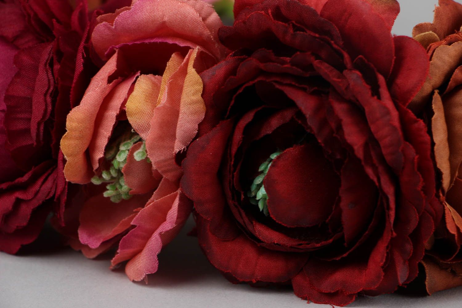 Serre-tête décoré de fleurs en tissu rouges photo 4