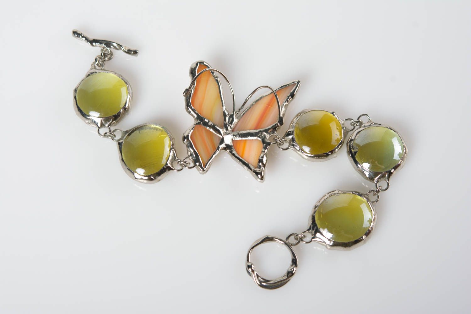Bracelet fait main en métal et verre avec papillon couleur olive accessoire photo 3