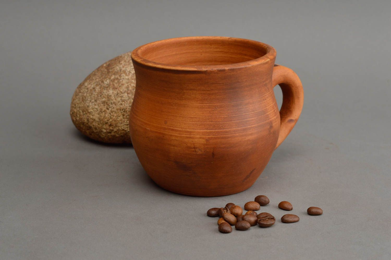 Originelle schöne braune handgemachte Tasse aus Ton für heiße Getränke 400 ml foto 1