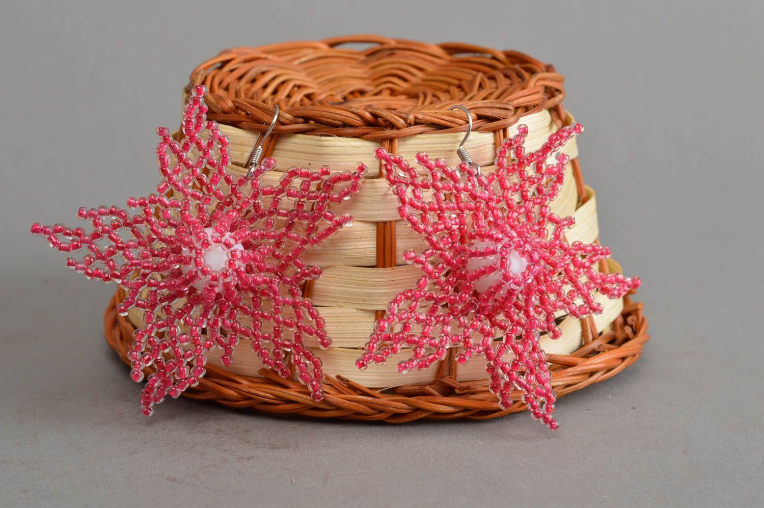 Розовые нарядные серьги из бисера с бусинами ручной работы красивые Звезды фото 1
