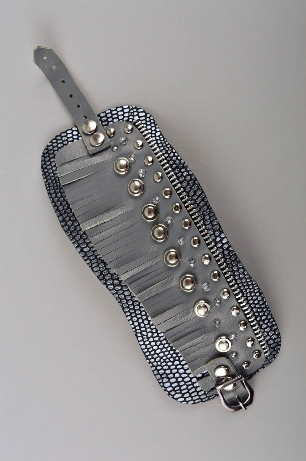 Bracelet gris Bijou fait main large en cuir tendance Cadeau pour femme photo 4