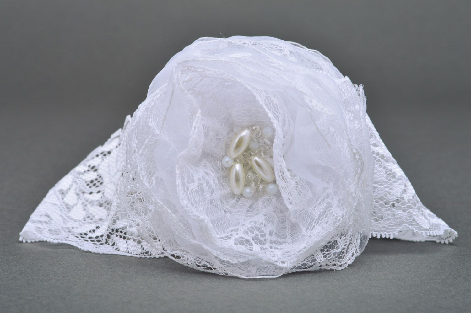 Schönes weißes Haarband mit Blume aus Bändern und Glasperlen für Kinder Handarbeit  foto 4