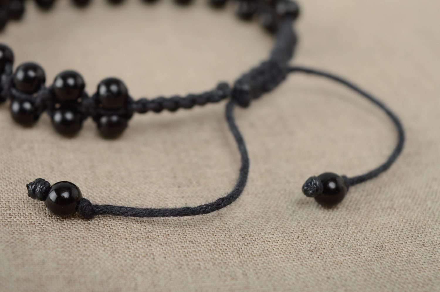 Bracelet technique macramé en lacet ciré et perles céramiques fait main noir photo 4