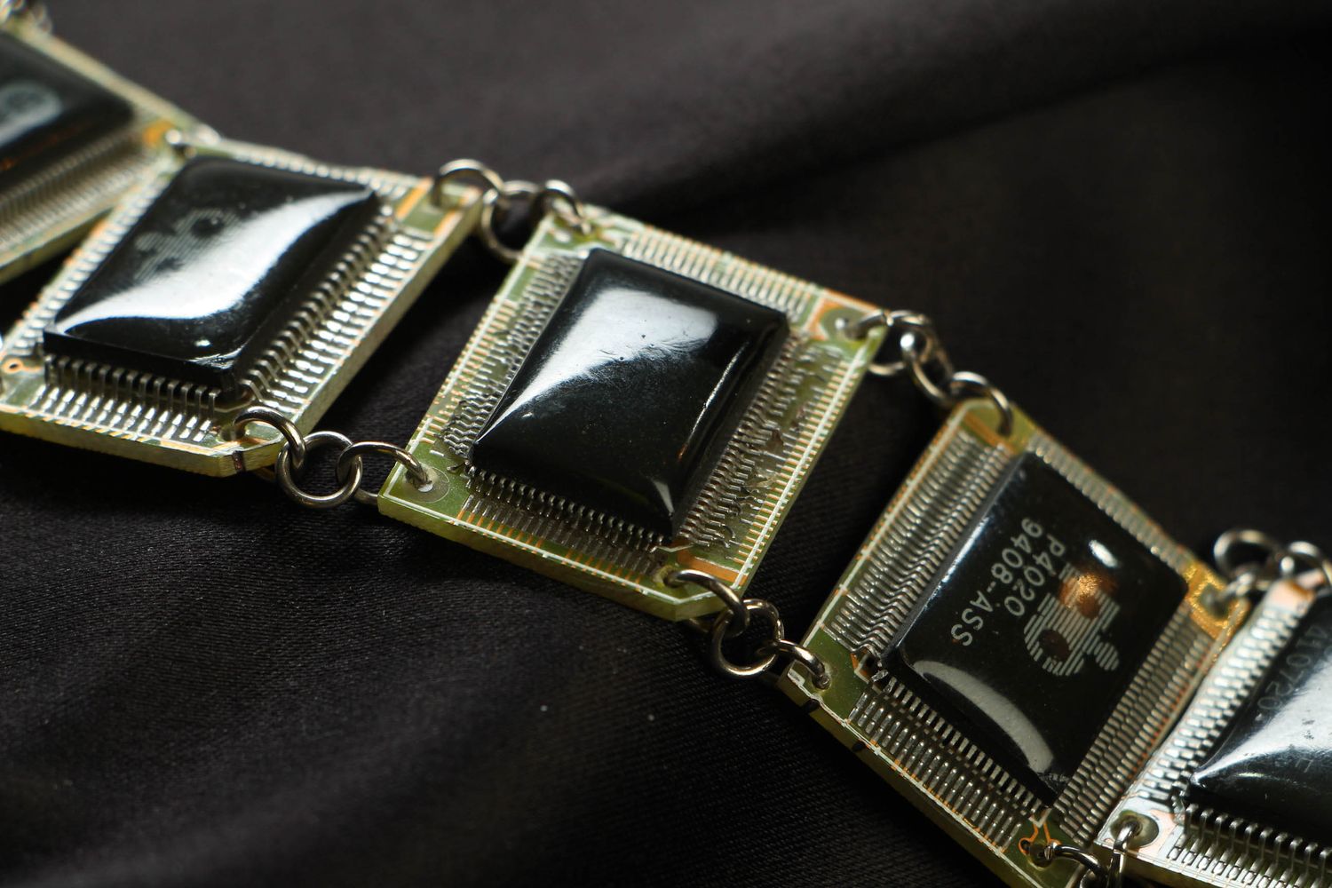 Bracelet cyberpunk en métal avec circuit intégré photo 3
