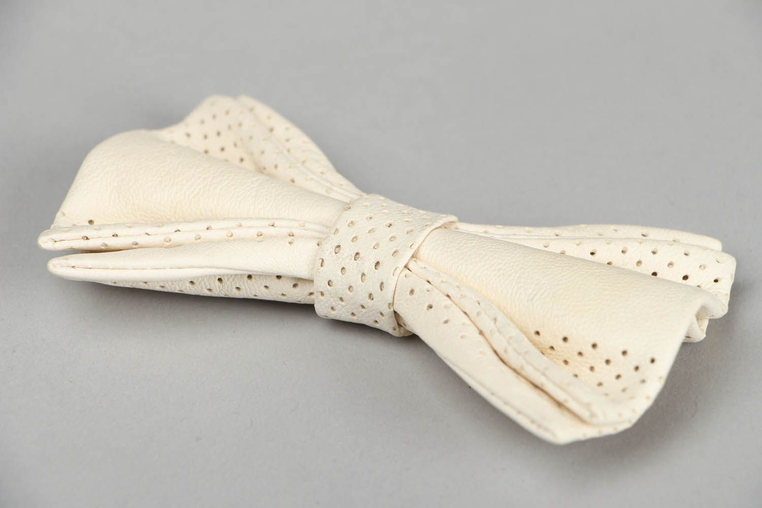 Gravata borboleta branca feita de couro genuíno foto 2