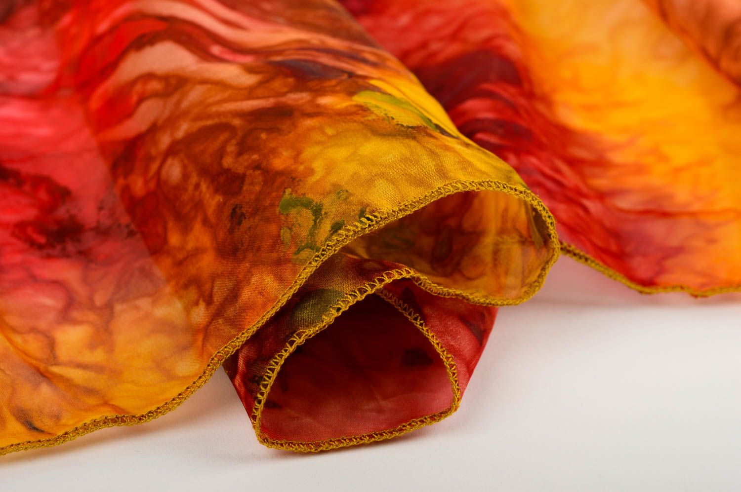 Foulard en mousseline de soie fait main jaune-rouge batik Accessoire femme photo 3