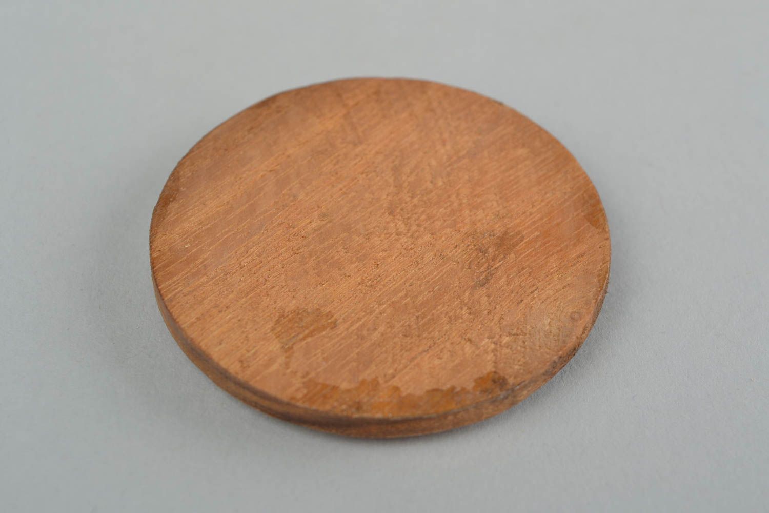 Amulette faite main sculptée en bois de chêne ronde avec symbole slave Voyageur photo 5