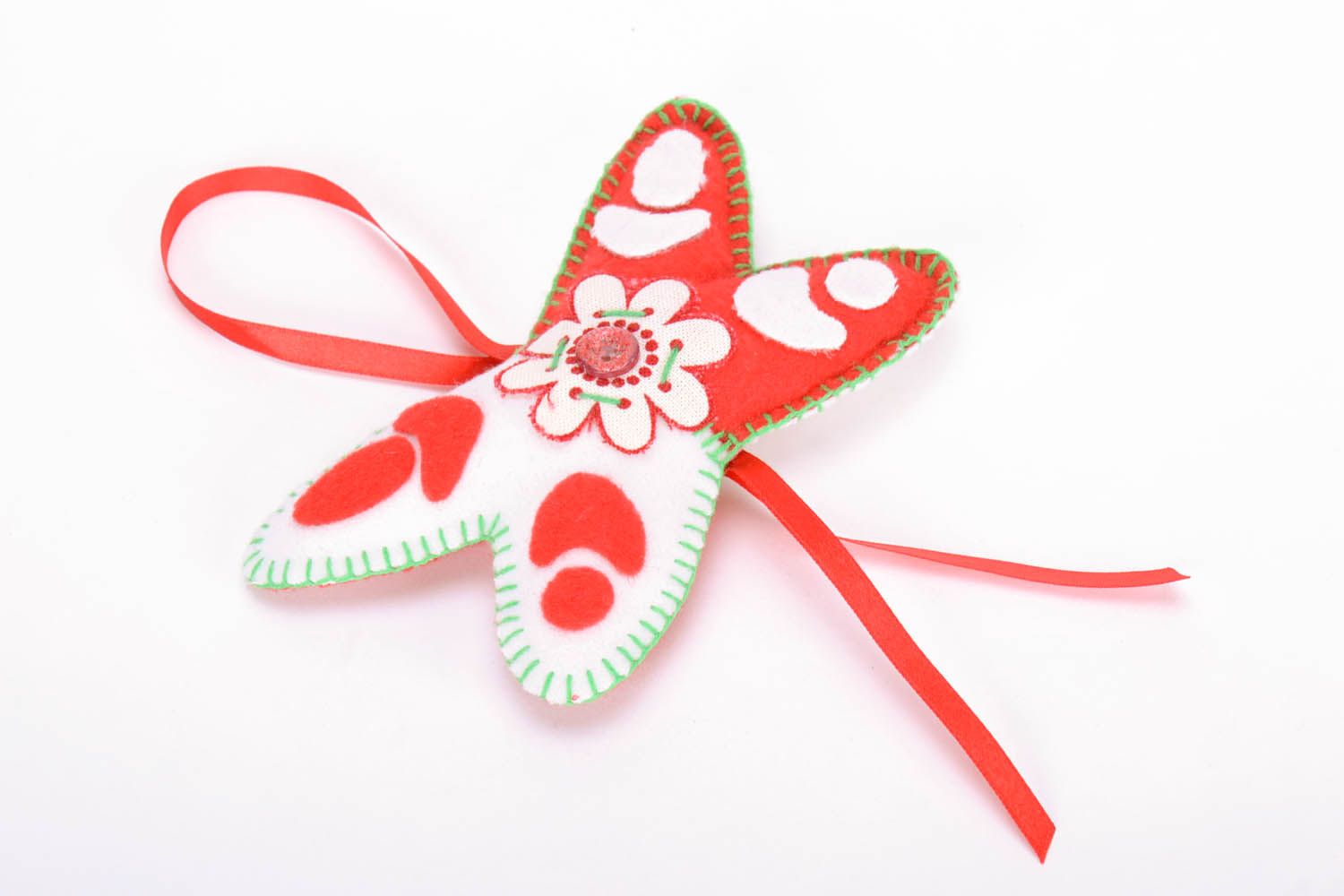 Brinquedo para árvore de Natal artesanal feito de fleece decorado com fita e bordado à mão foto 2