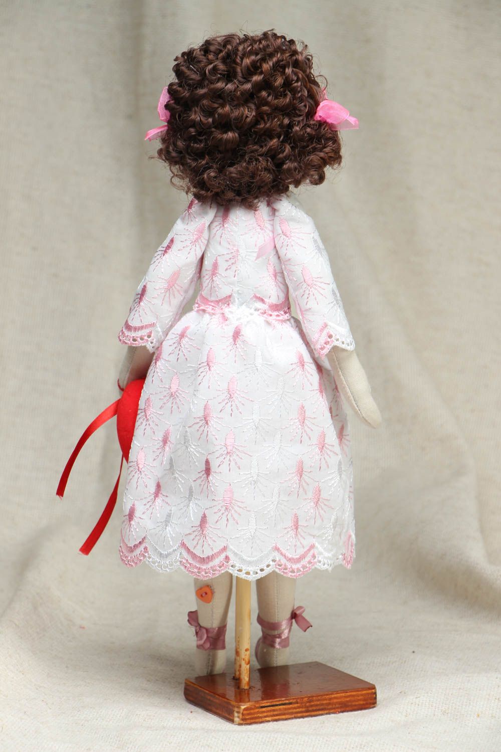 Тканевая кукла в кружевном платье с сердечком фото 3