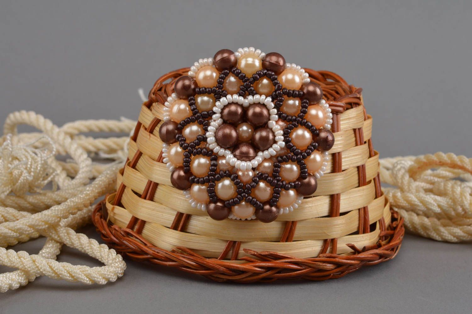 Broche ronde marron beige en perles de rocaille et perles d'imitation faite main photo 1