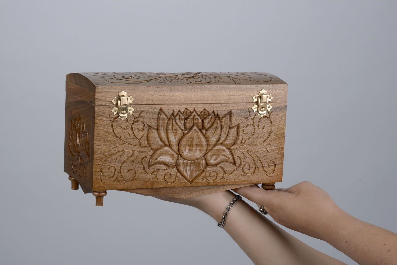 Caixa de madeira com uma imagem de uma flor de lótus foto 5